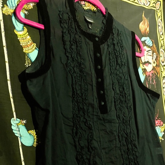 Sleeveless “tuxedo” shirt with velvet trim around collar, sleeves - Picture 6 of 8